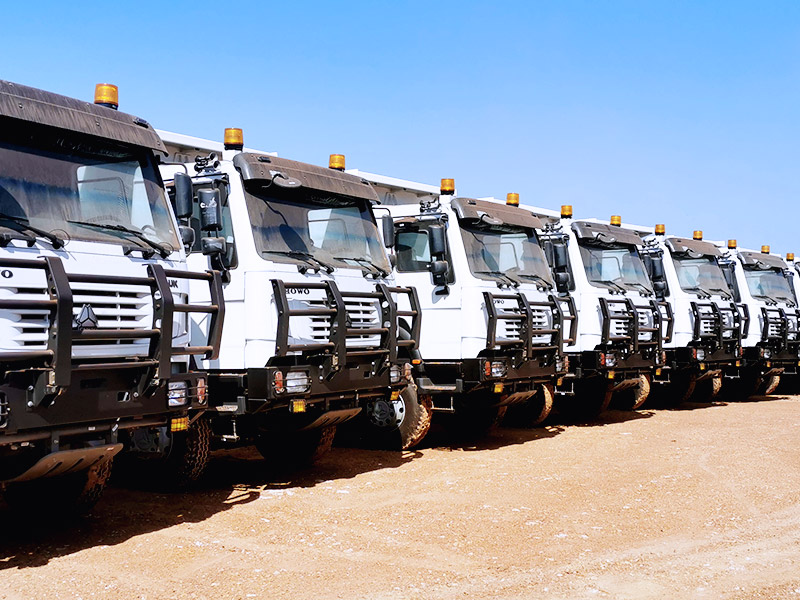 The first batch of customized HOWO 8x4 dump trucks delivered to the site were fully upgraded by SINOTRUK based on the operating environment and customer needs, and the market received rave reviews.